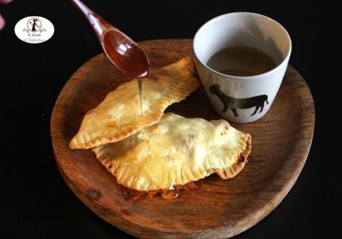 Raviolo ripieno di formaggio fresco di capra cotto in friggitrice ad aria e irrorato di miele millefiori piemontese