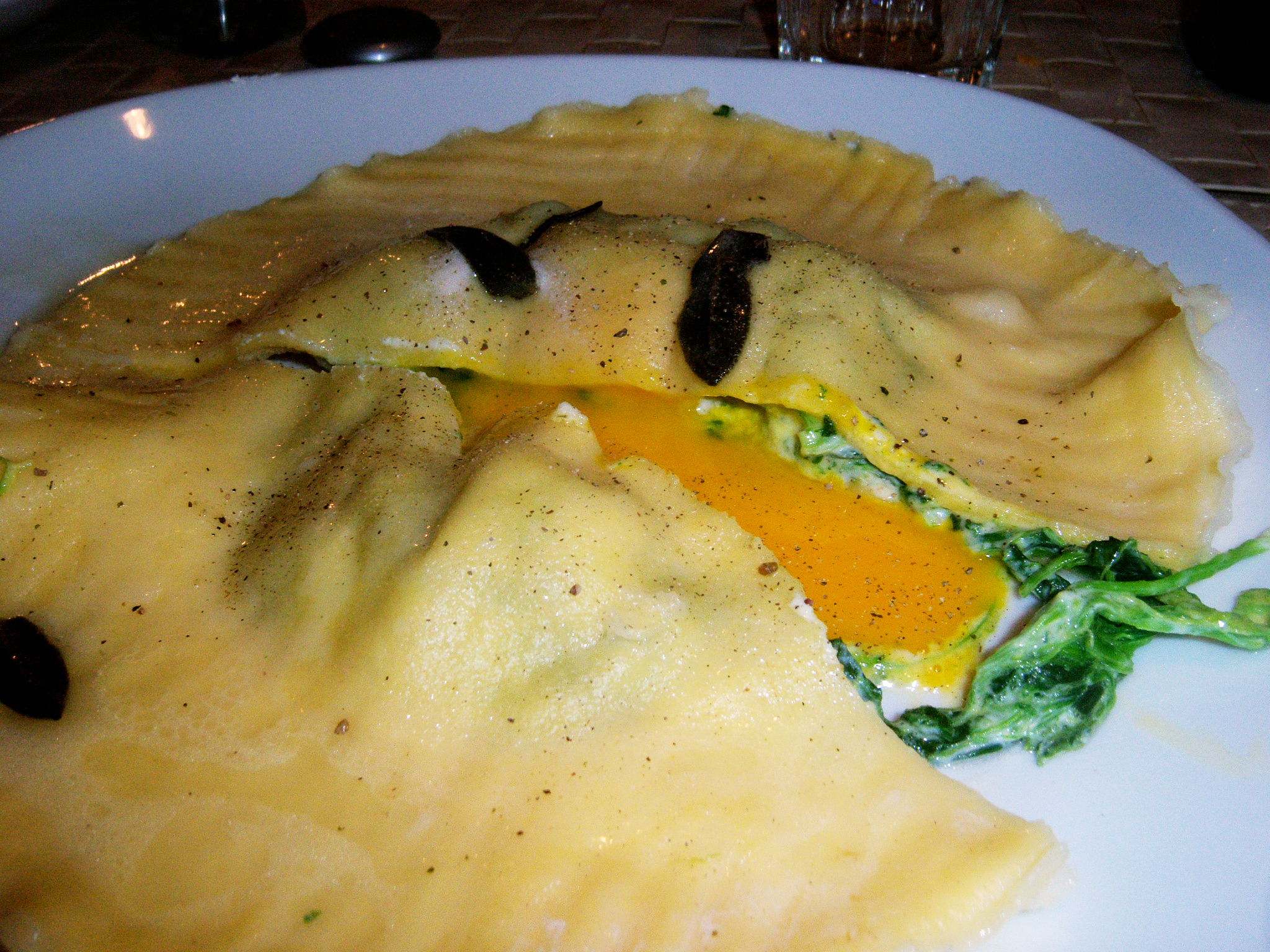 Raviolone con cuore di tuorlo liquido