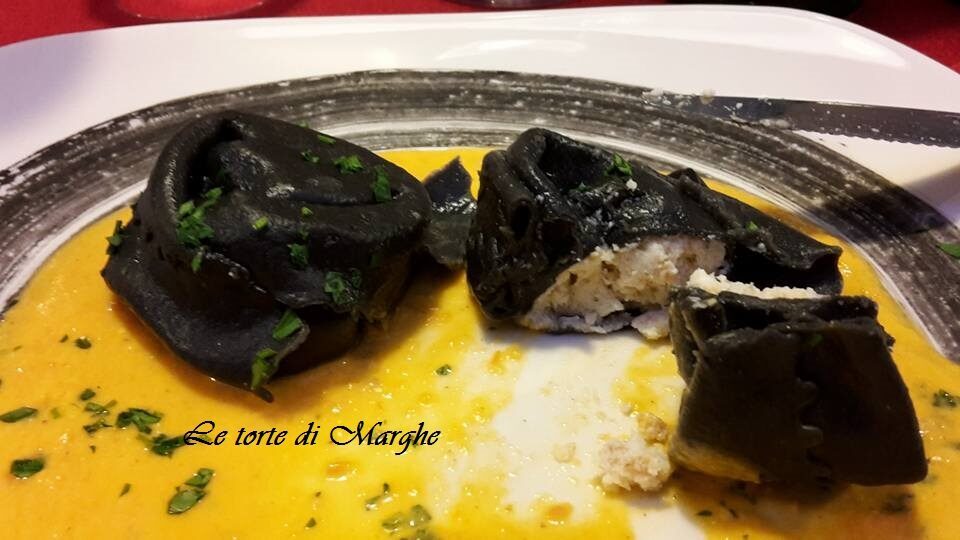 Ravioloni al nero di seppia ripieni-