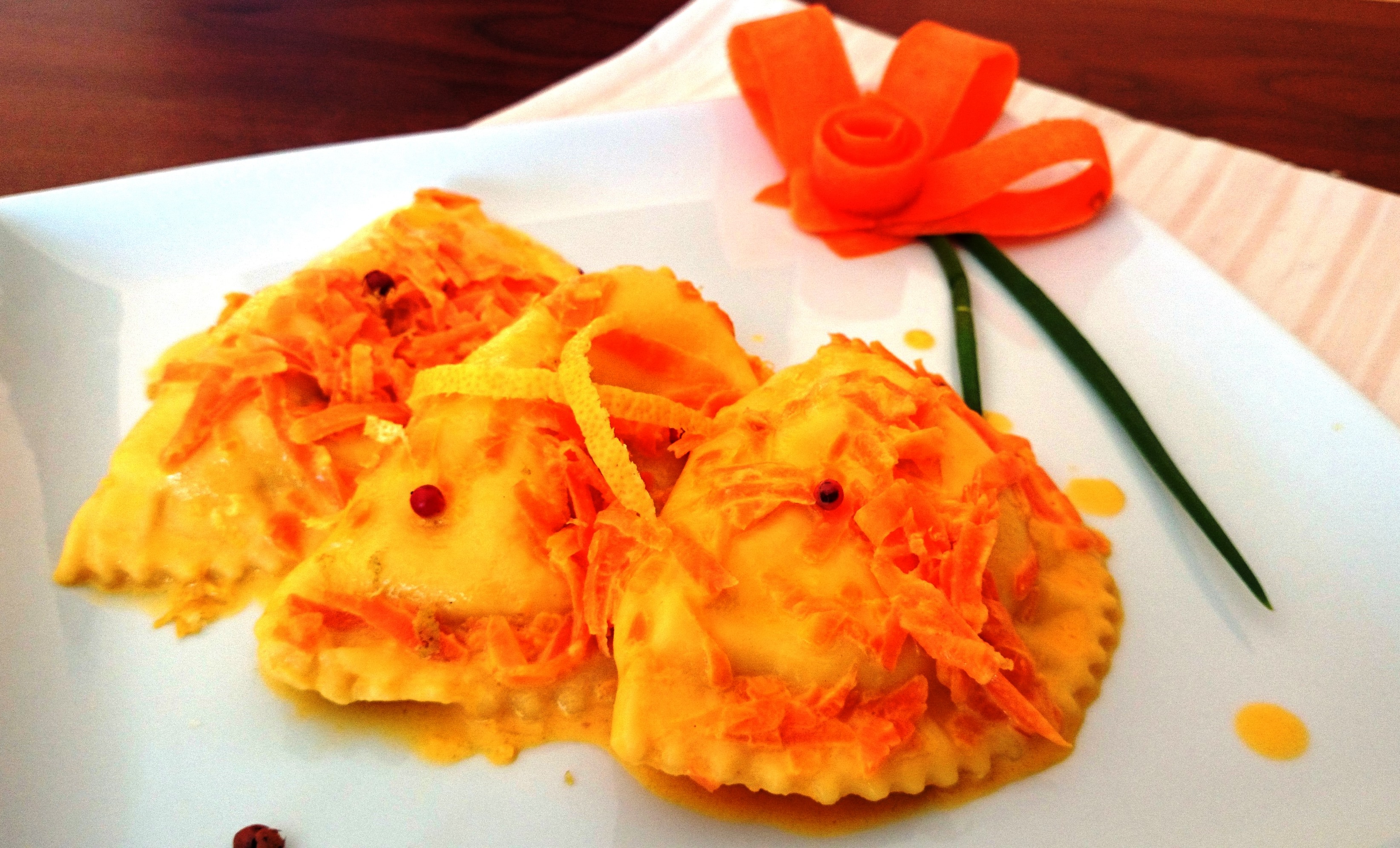 Ravioloni al salmone con salsa alle carote