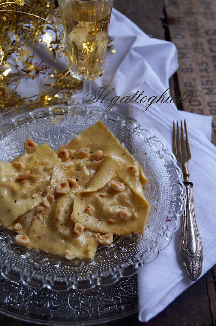 Ravioloni al topinambur e toma con burro fuso all’acciuga e nocciole del piemonte