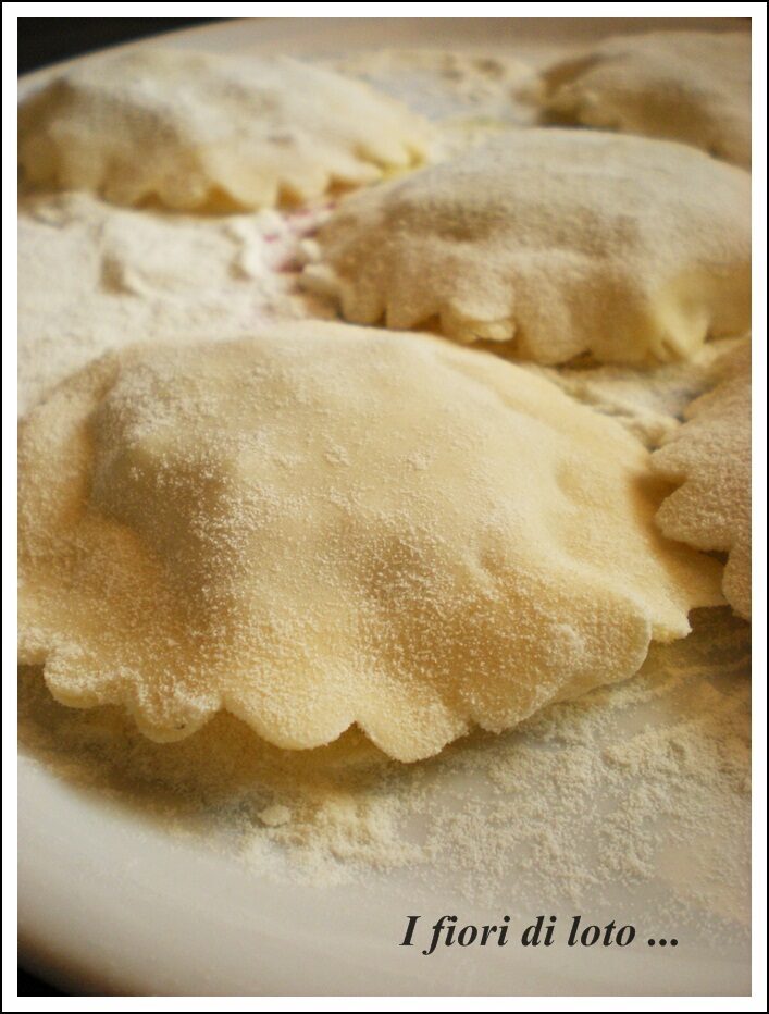 Ravioloni con prosciutto e funghi