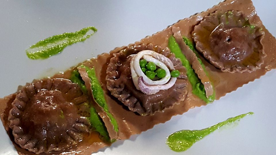 Ravioloni di pasta al cioccolato ripieni di seppie