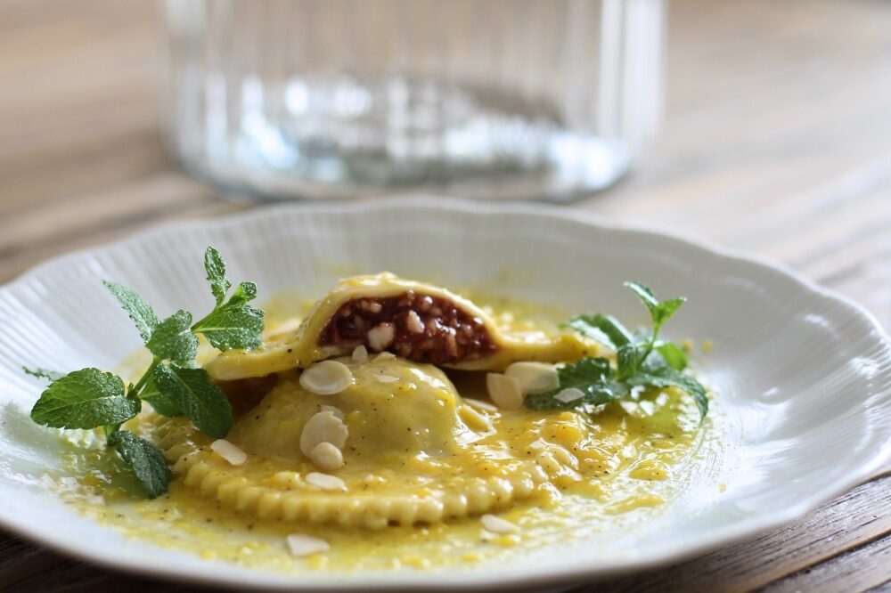 Ravioloni mandorle e ciliegie con zabaione di mandorle
