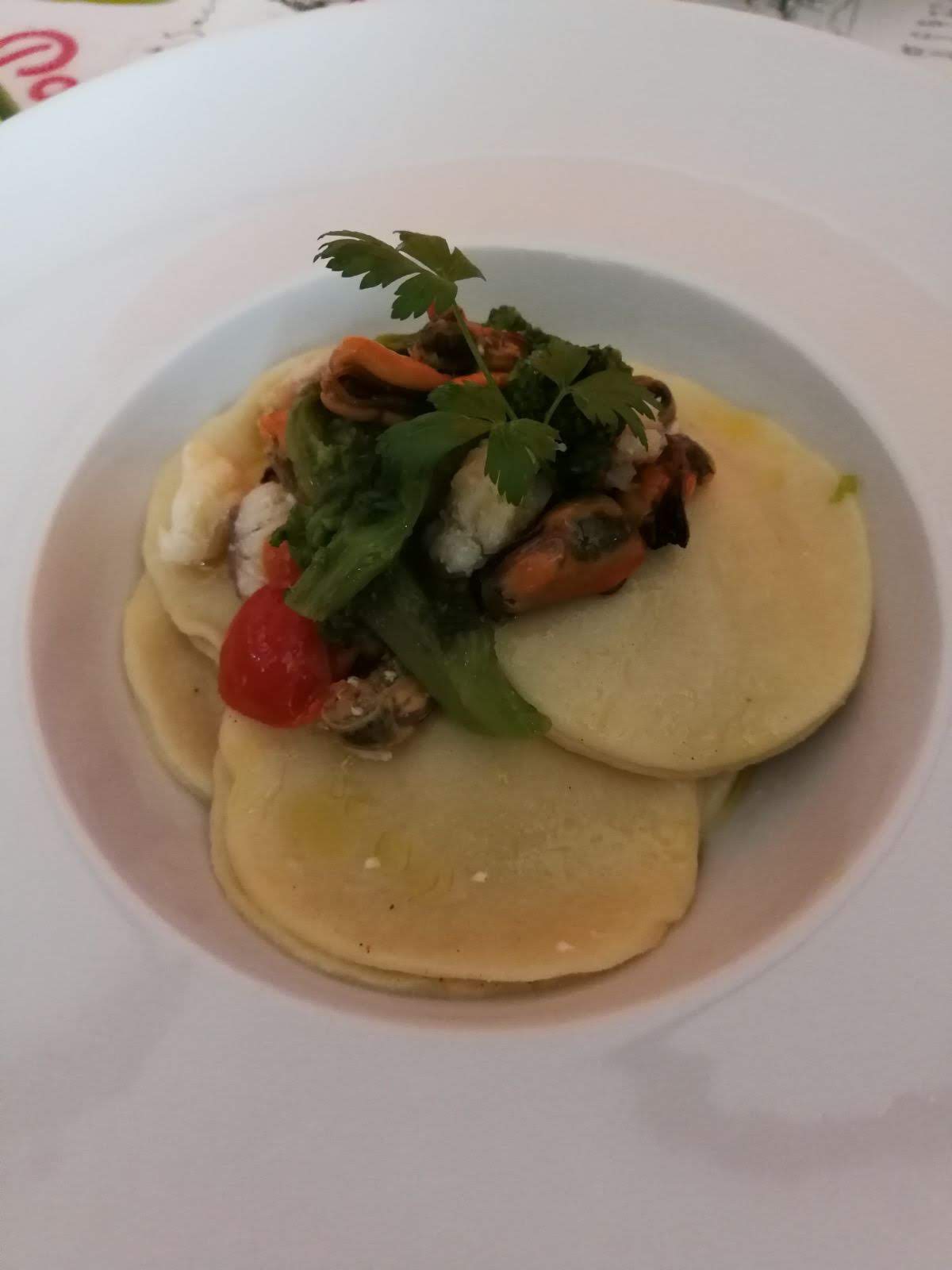 Ravioloni ripieni di rana pescatrice con sugo di cime di rapa, cozze e pomodorini datterini