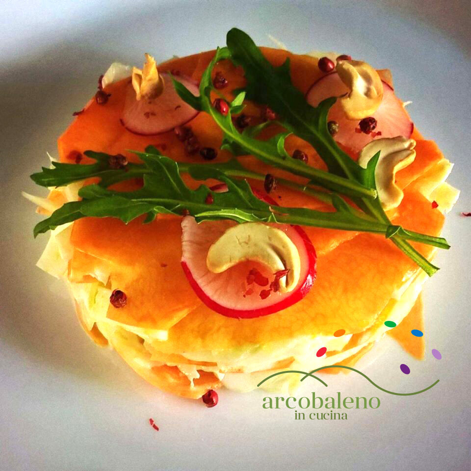 Raw food: zucca gialla in insalata con finocchi, ravanelli, rucola e maionese di anacardi
