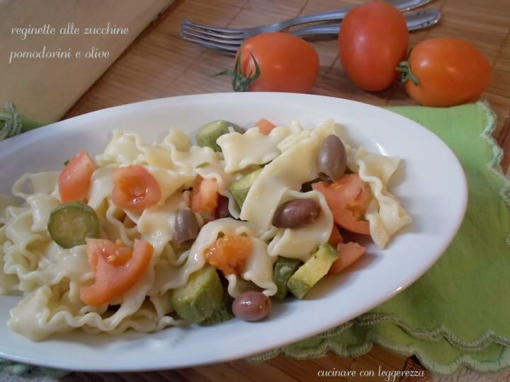 Reginette alle zucchine pomodorini e olive