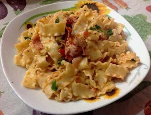 Reginette con funghi e prosciutto