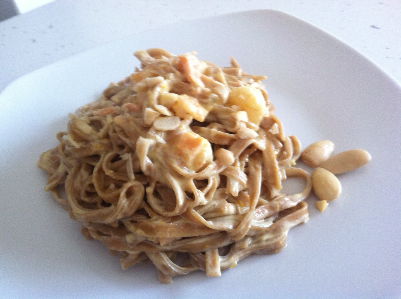 Riccioli alla liquirizia con gamberetti e salmone al profumo..