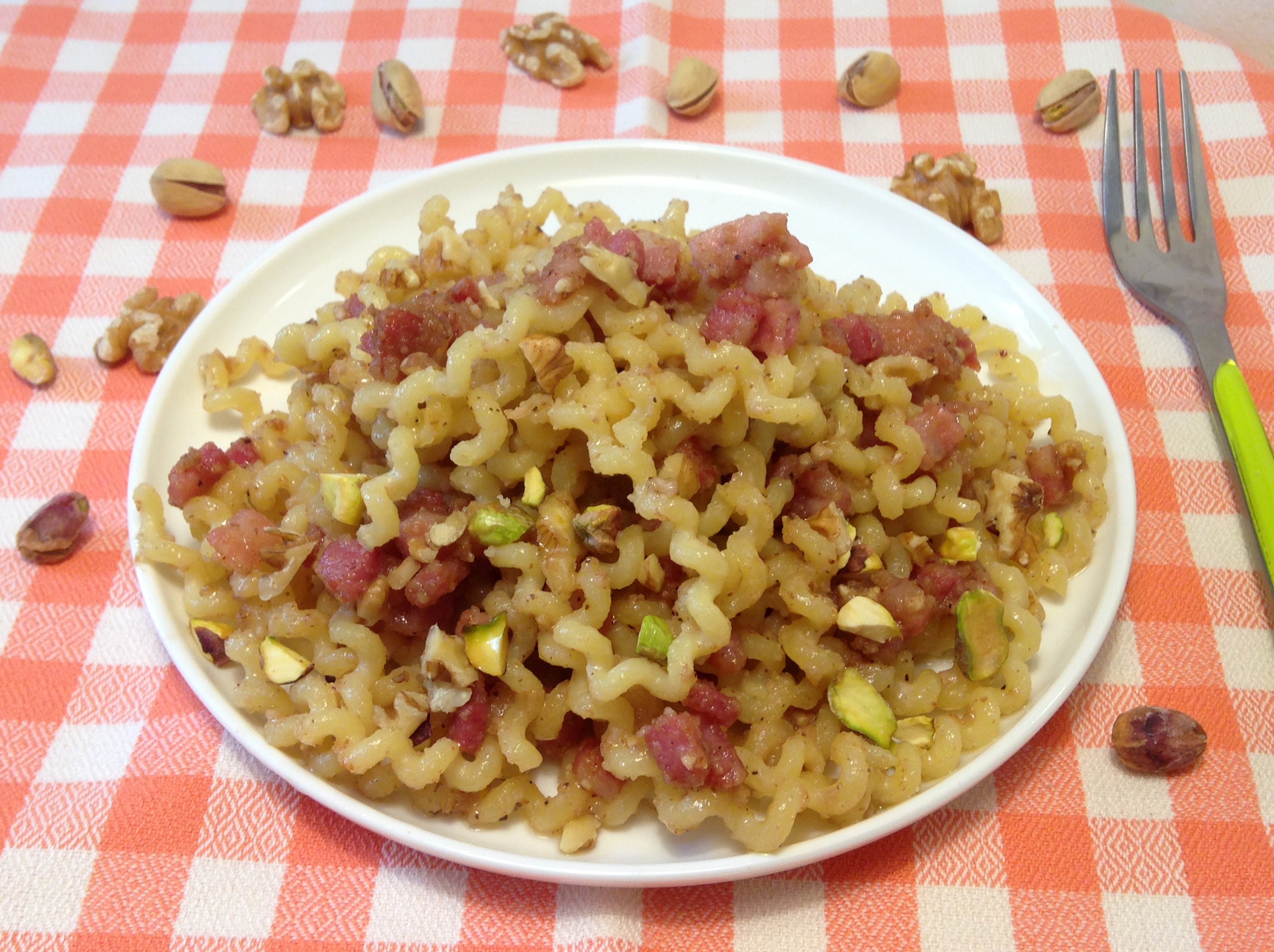 Riccioli con pancetta affumicata, noci e pistacchi