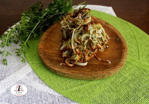 Riccioli di patate di montagna alle erbe del mio orto aromatico in friggitrice ad aria