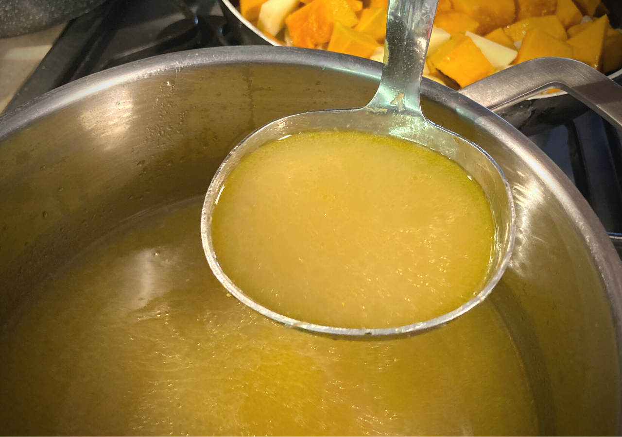 Ricetta brodo vegetale fatto in casa: ecco come si prepara