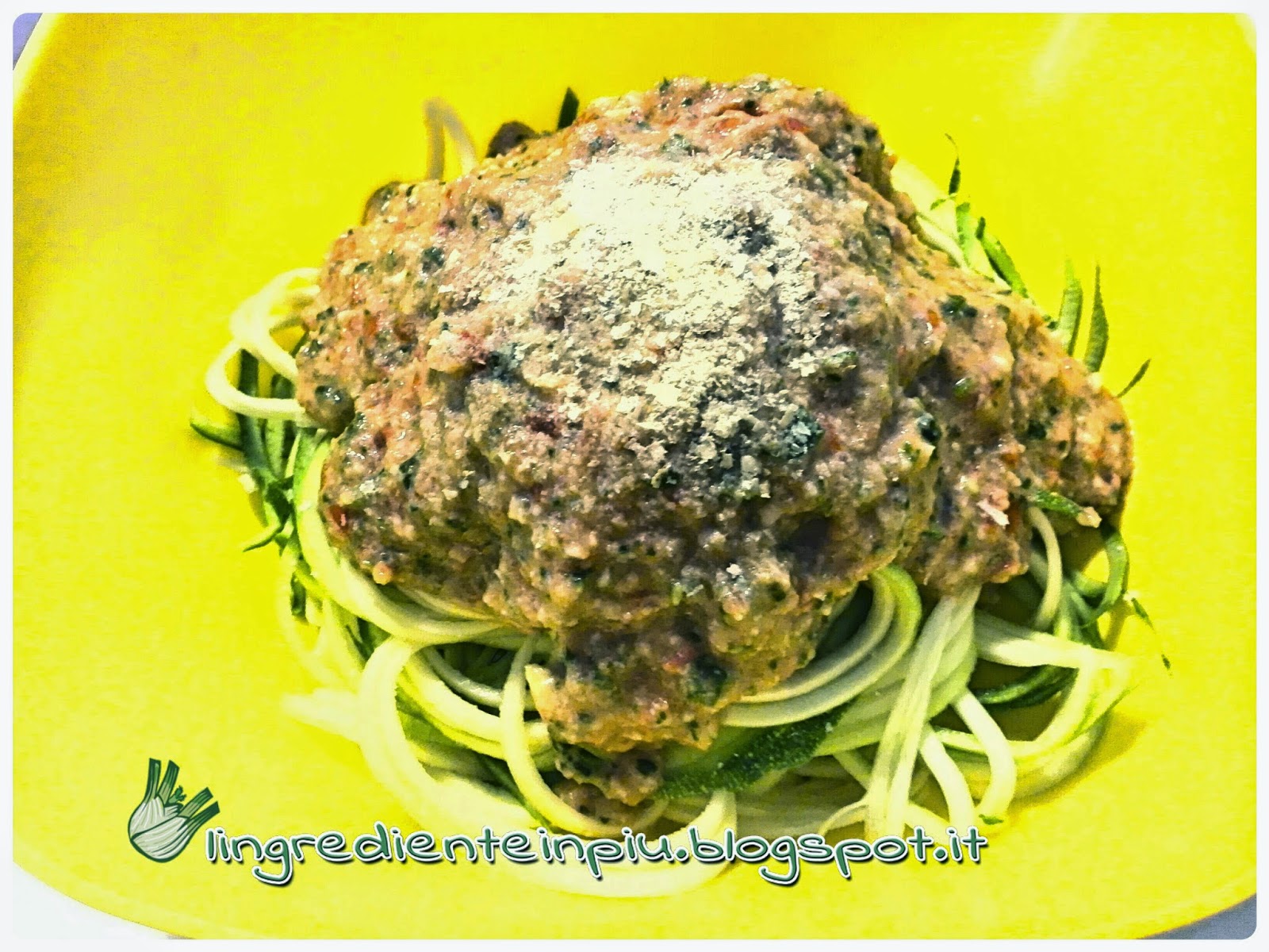 Ricetta crudista: spaghetti di zucchine con pesto di mandorle