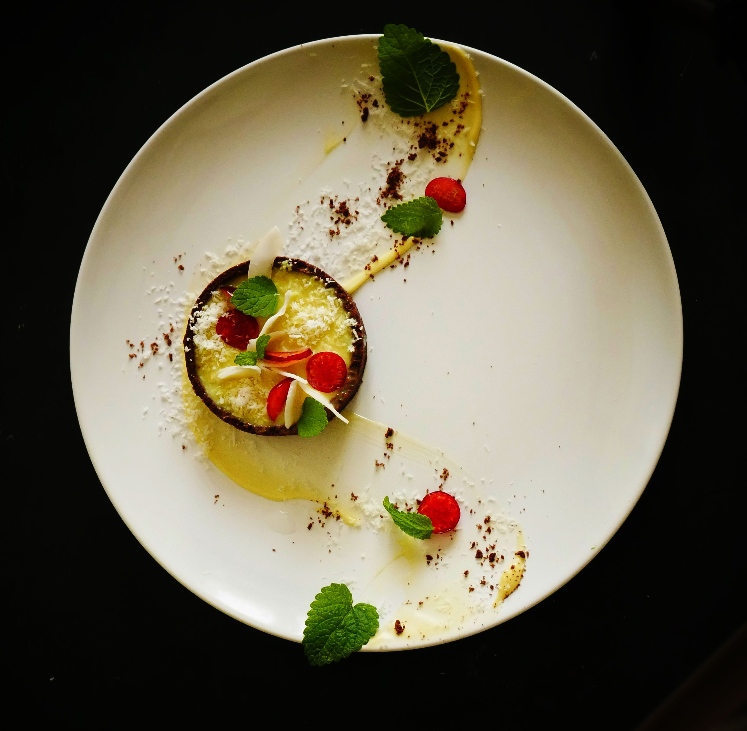 Ricetta facile: tartellete con cacao decorate con chips di cocco, crema al limone e ciliegie