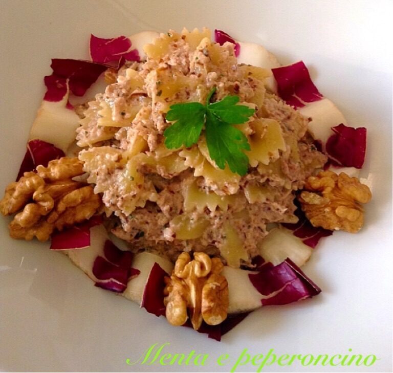 Ricetta farfalle con crema al formaggio radicchio e noci