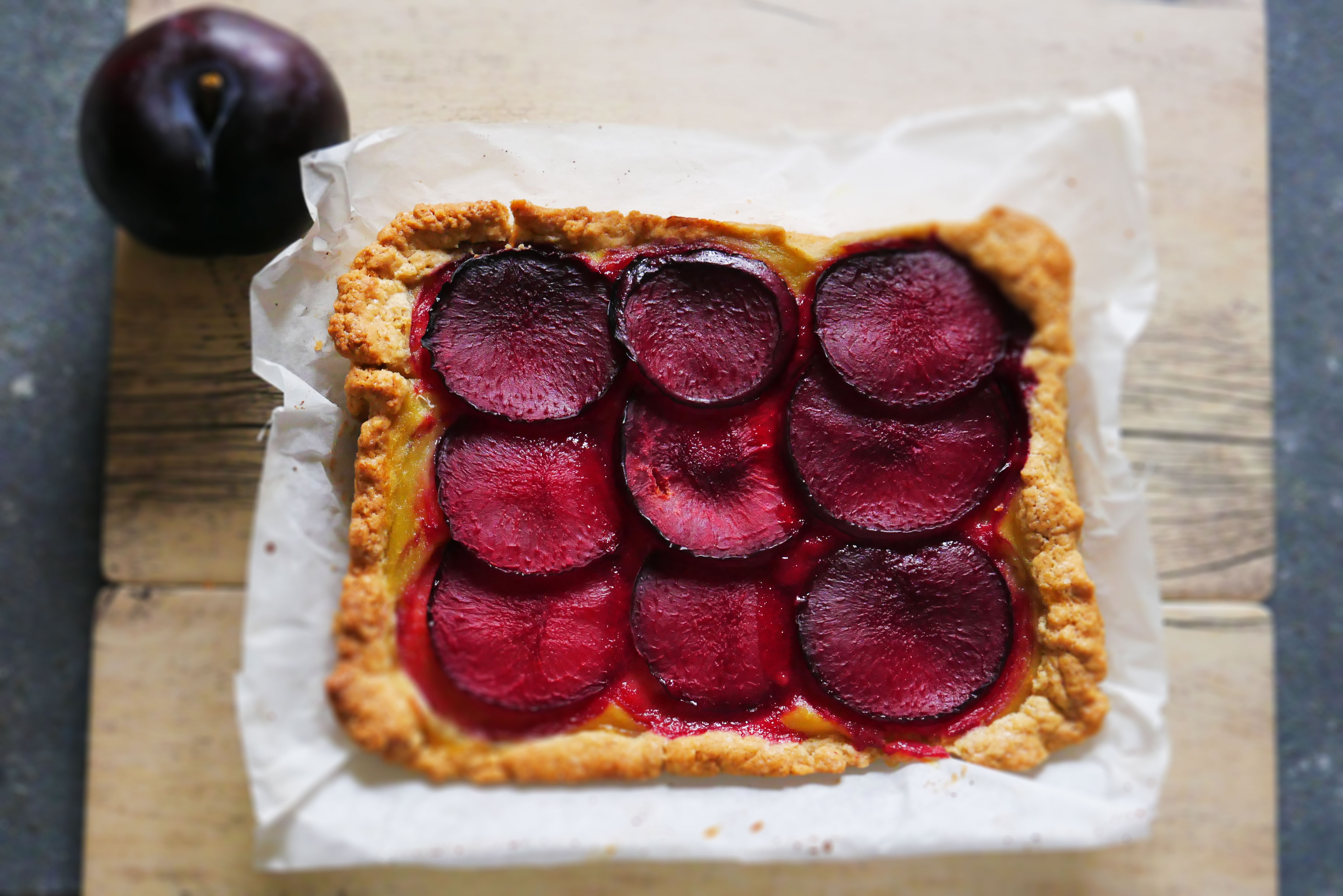Ricetta golosa: frolla con crema al limone e susine rosse