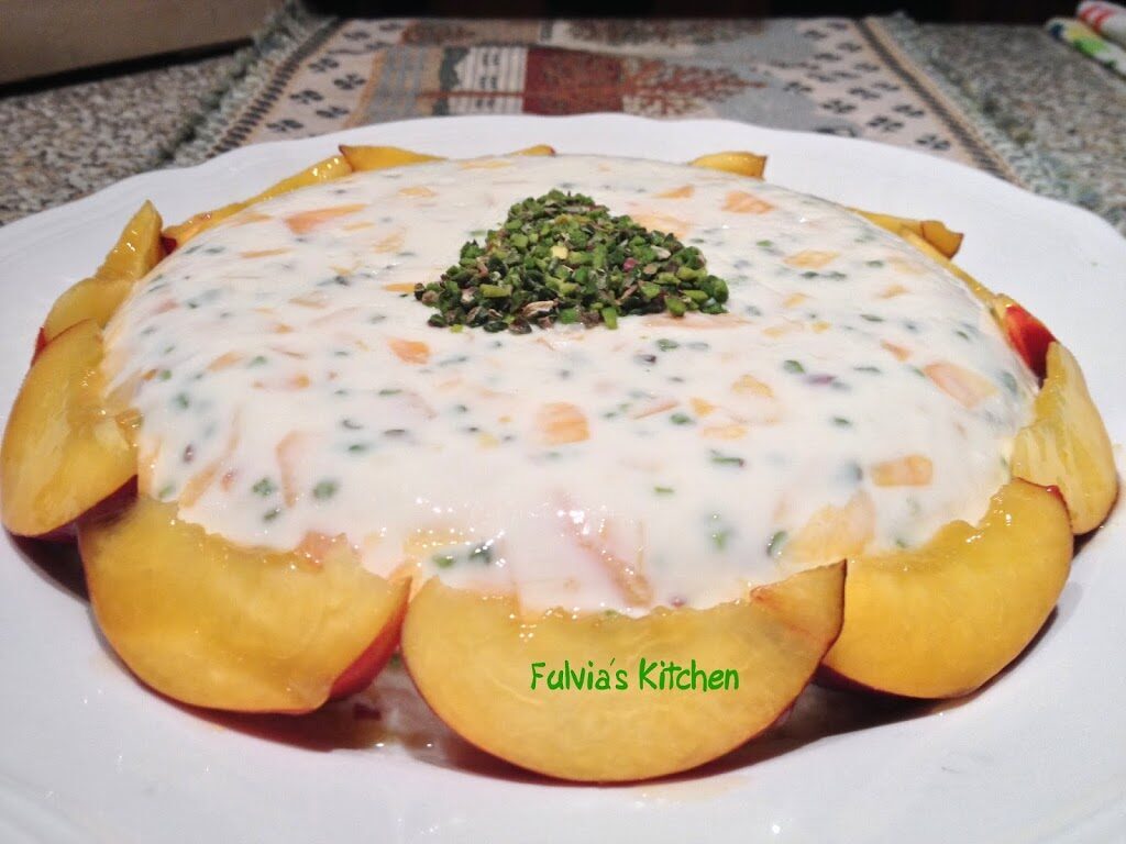 Ricetta light: simil bavarese allo yogurt con pesche e granella di pistacchio