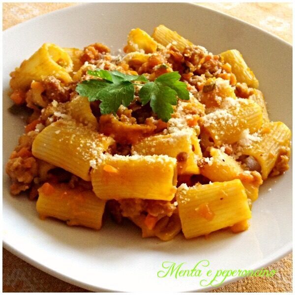 Ricetta mezze maniche con salsiccia e zucca