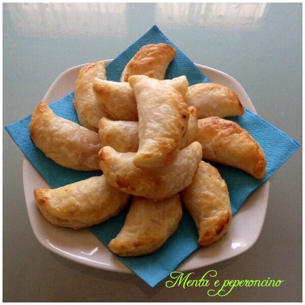 Ricetta Mezzelune di pasta sfoglia farcite
