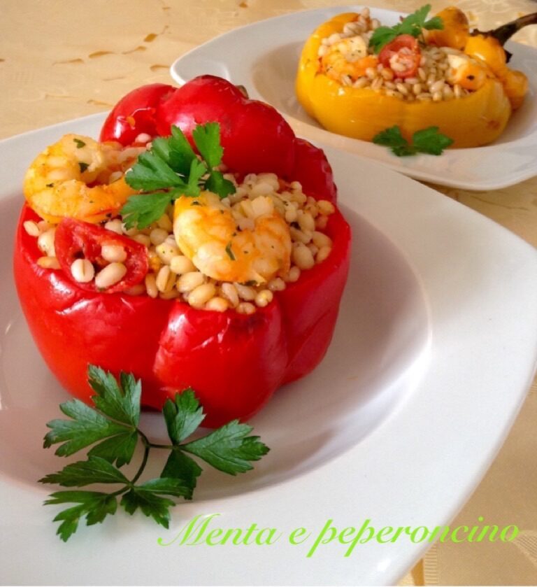 Ricetta peperoni ripieni con orzo gamberi e pomodorini