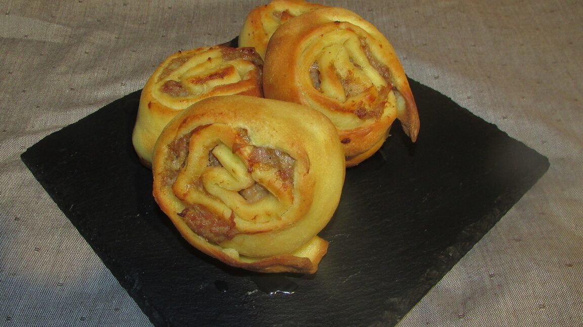 Ricetta – rotelle di pane con strutto e salsiccia