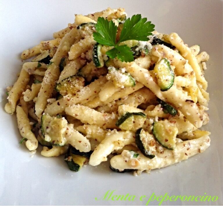 Ricetta strozzapreti con zucchine nocciole e panna