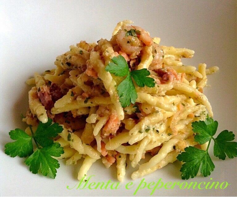 Ricetta trofie caserecce con salmone gamberetti e noci