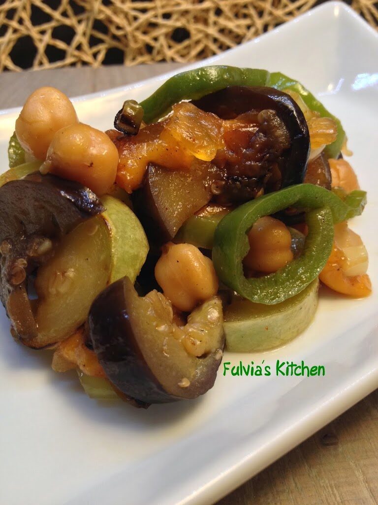 Ricetta vegan e light: spadellata di ceci e verdure con mango e chutney di cipolle