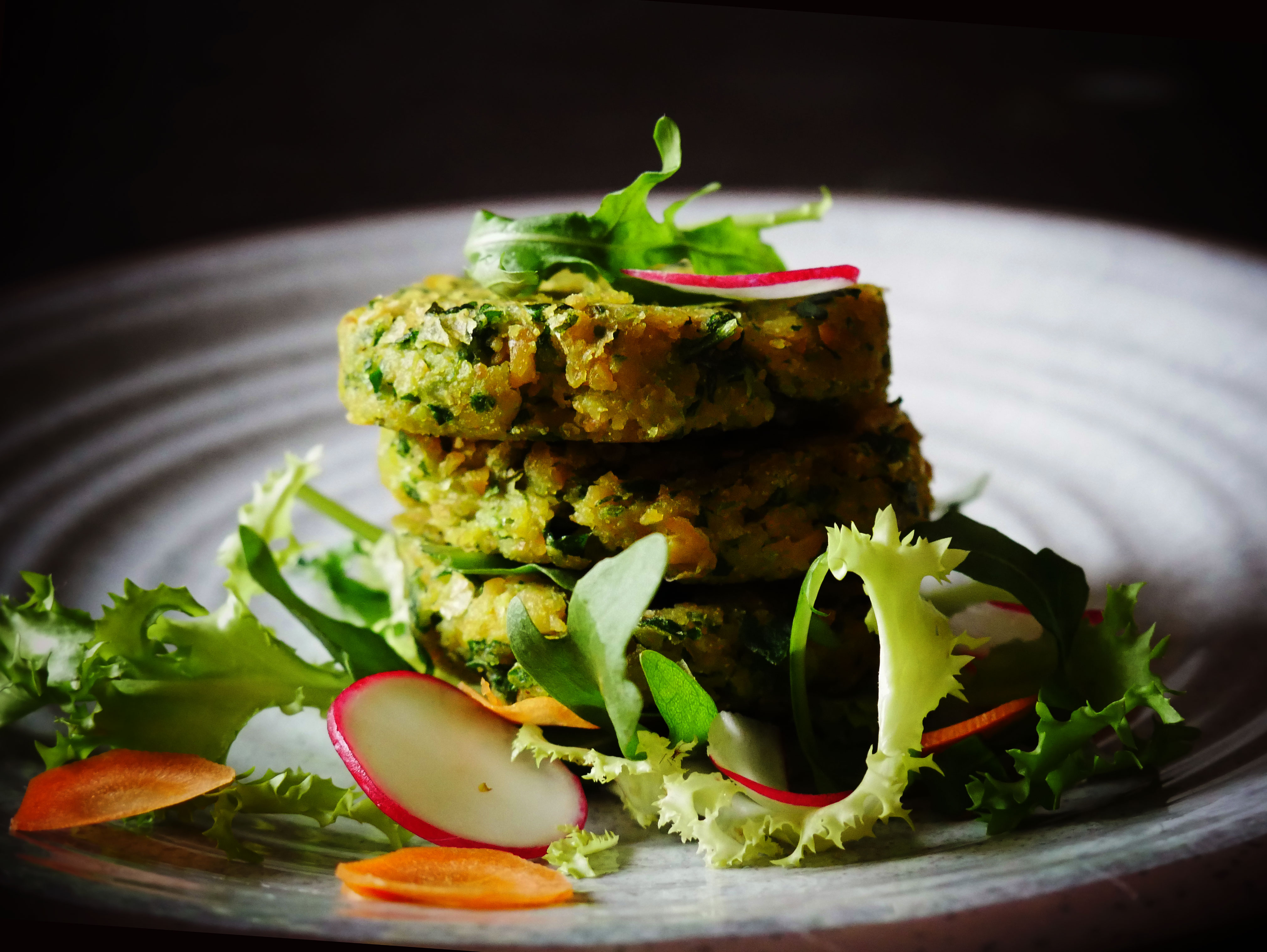 Ricetta veloce: medaglioni di lupini, rucola e curcuma