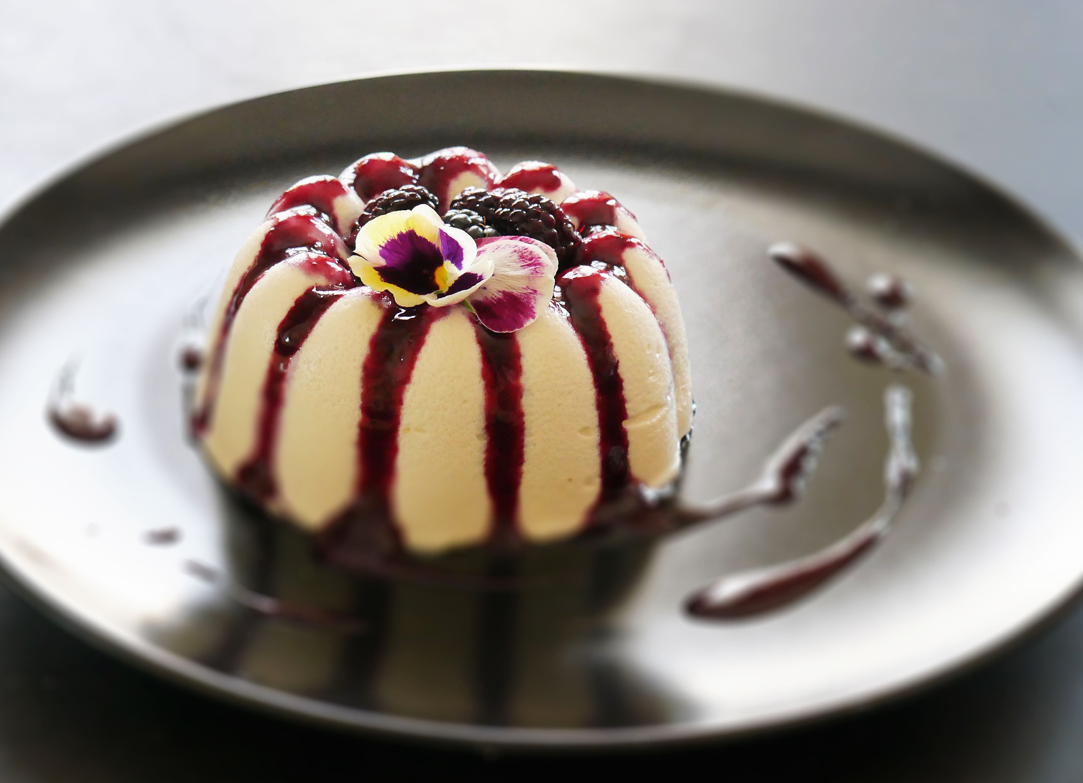 Ricetta veloce: panna cotta con composta di more