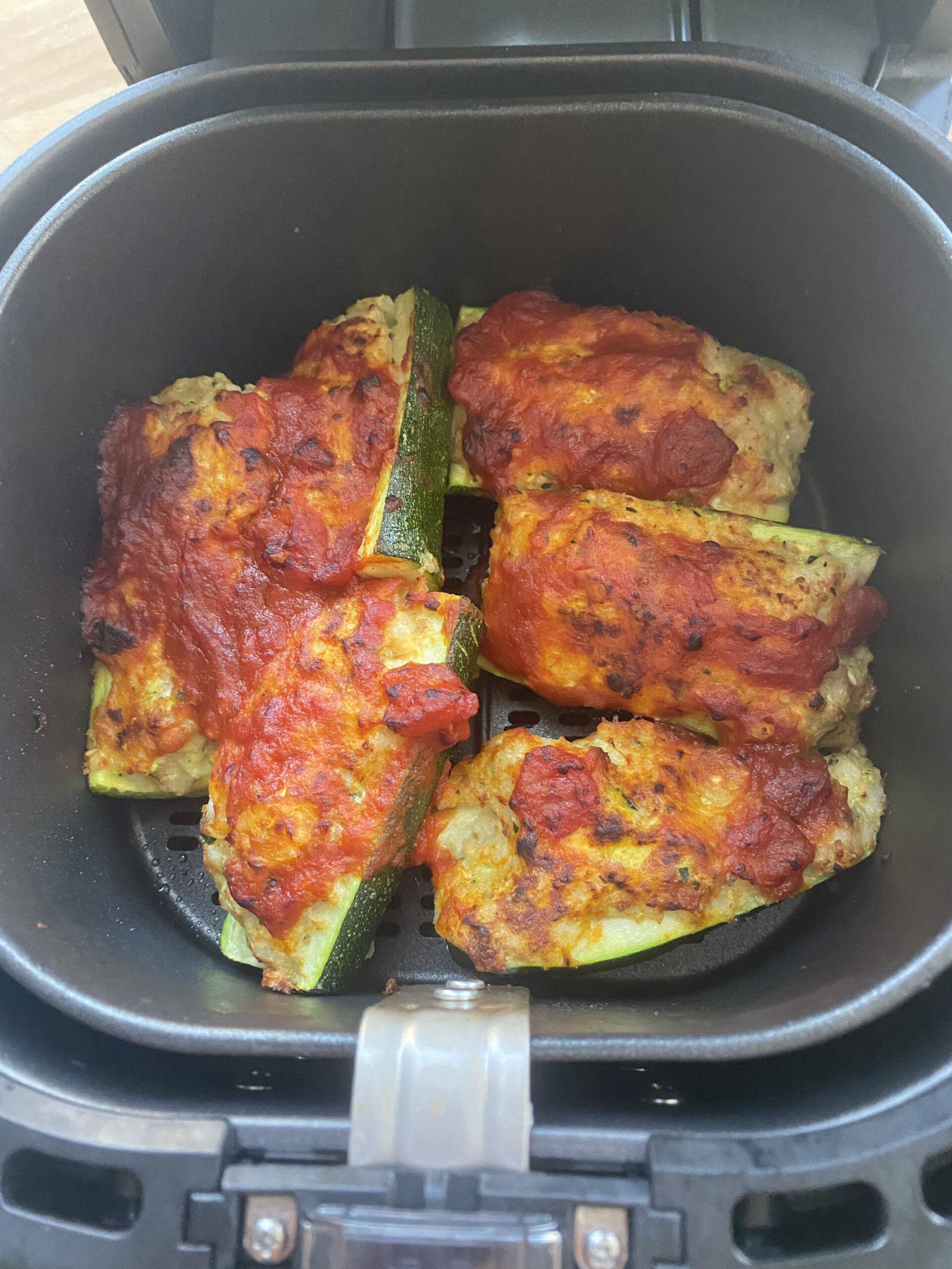 Ricetta zucchine ripiene di riso in friggitrice ad aria – possono essere gustate sia calde che fredde, perfette per un pasto al mare.