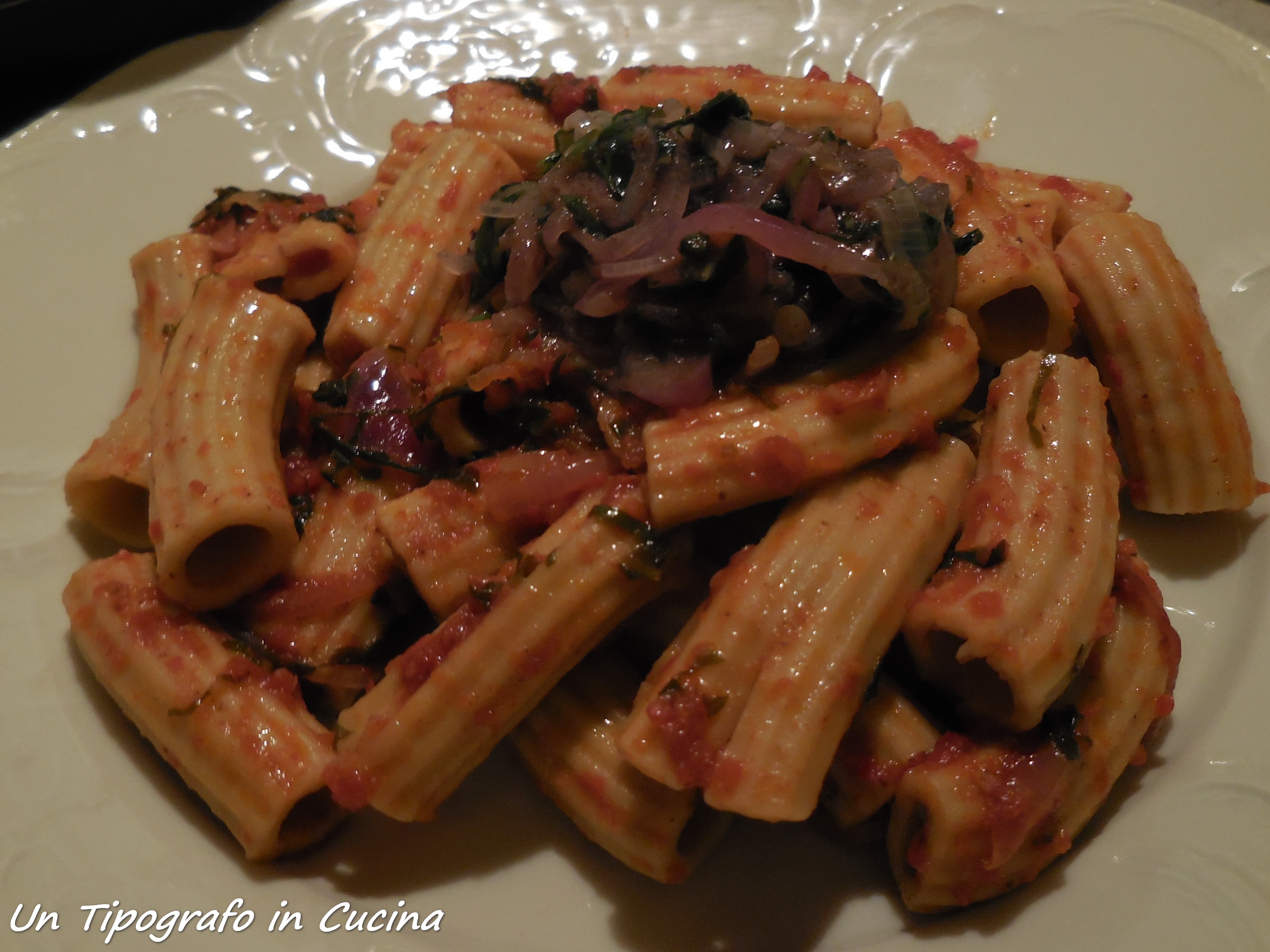 Rigatoni alla cipolla di tropea, cicorietta, pat di olive e pomodoro…