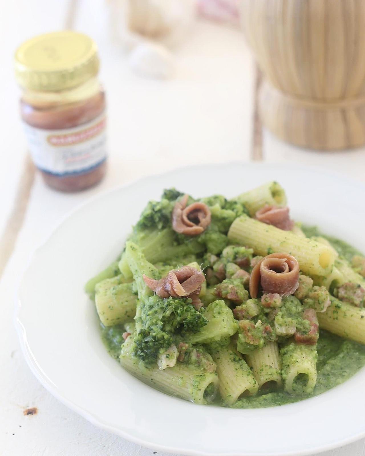 Rigatoni con crema di broccoli, acciughe e pancetta