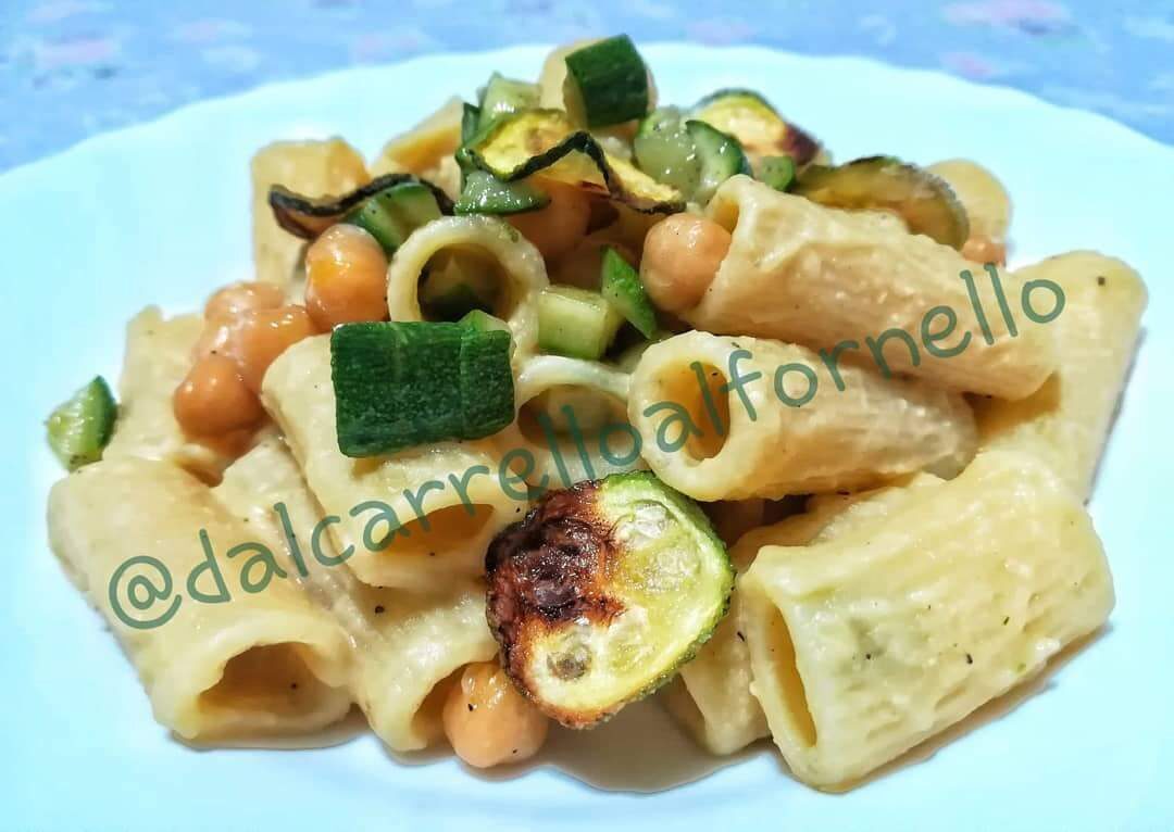 Rigatoni con crema di ceci e zucchine