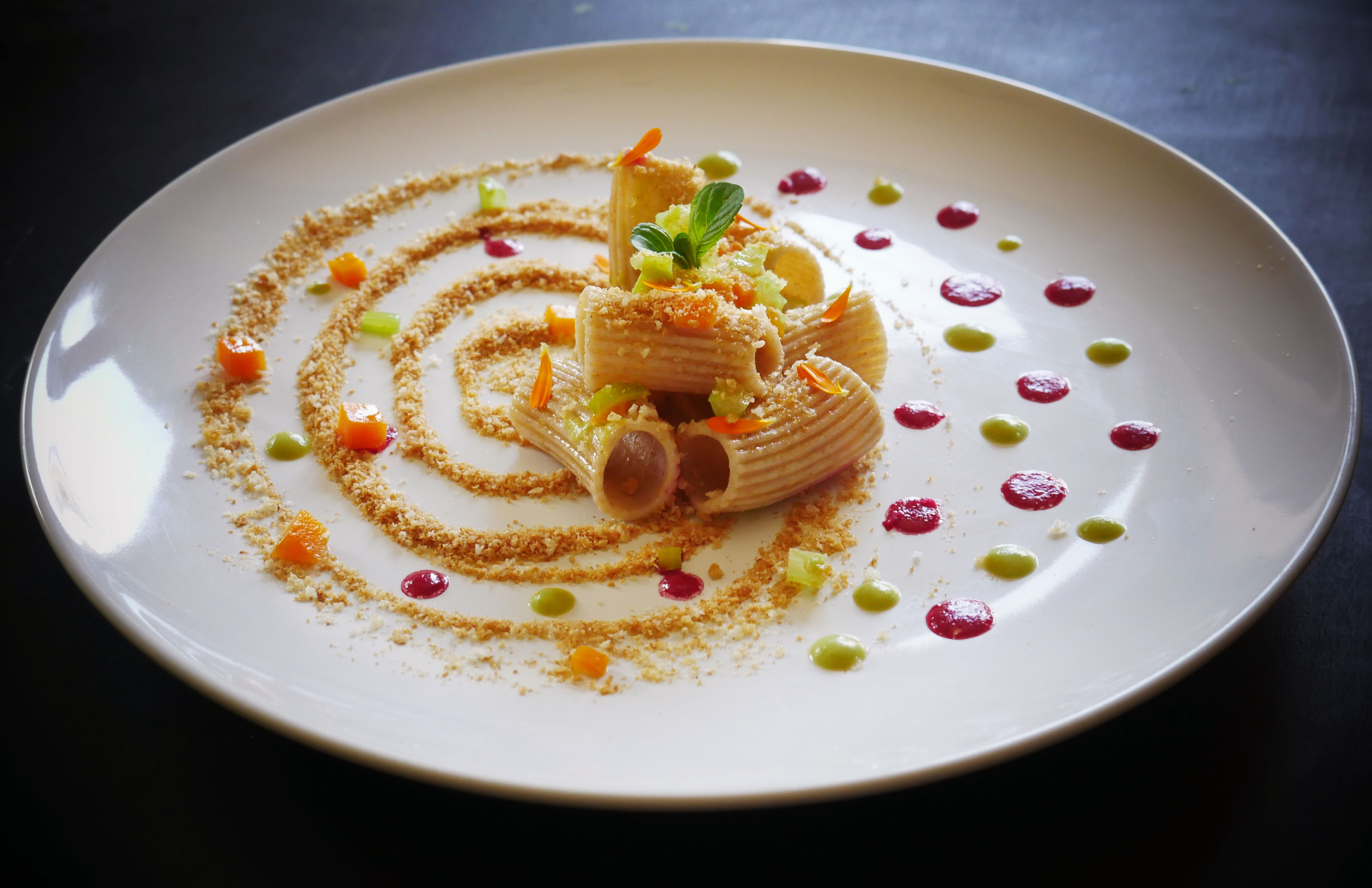 Rigatoni con crema di piselli, speziati con menta fresca e  pangrattato tostato