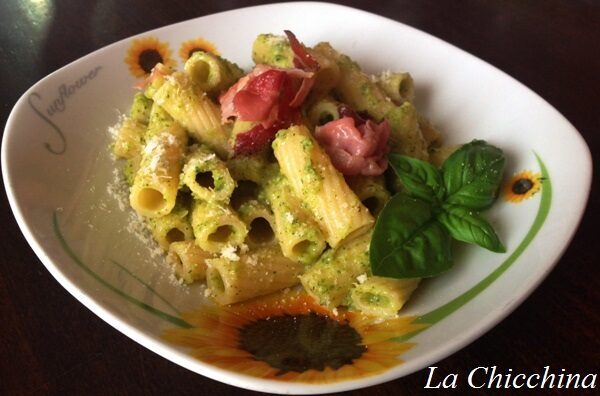 Rigatoni con crema di zucchine e speck croccante
