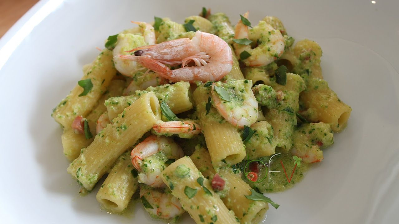 RIGATONI CON CREMA FRESCA DI ZUCCHINE GAMBERETTI E SPECK [videoricetta]