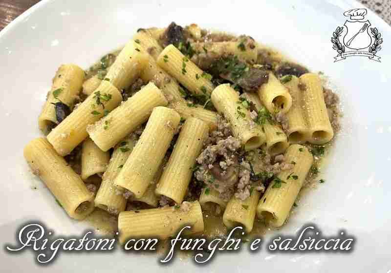Rigatoni con funghi e salsiccia