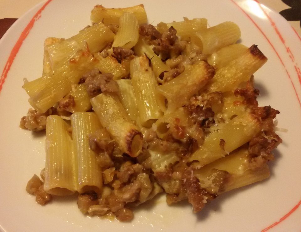 Rigatoni con melanzane, salsiccia fresca e provola
