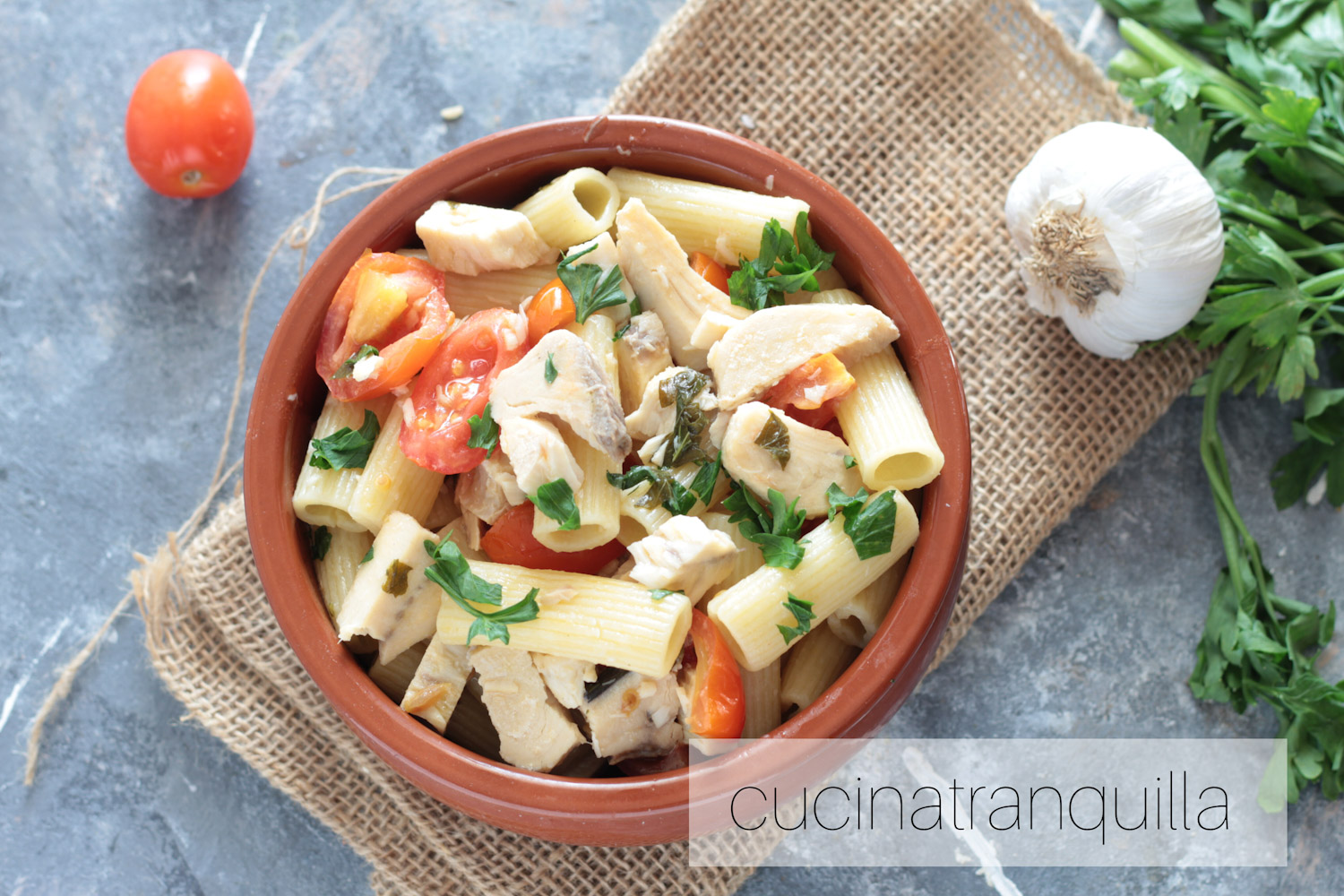 Rigatoni con pesce spada e pomodorini