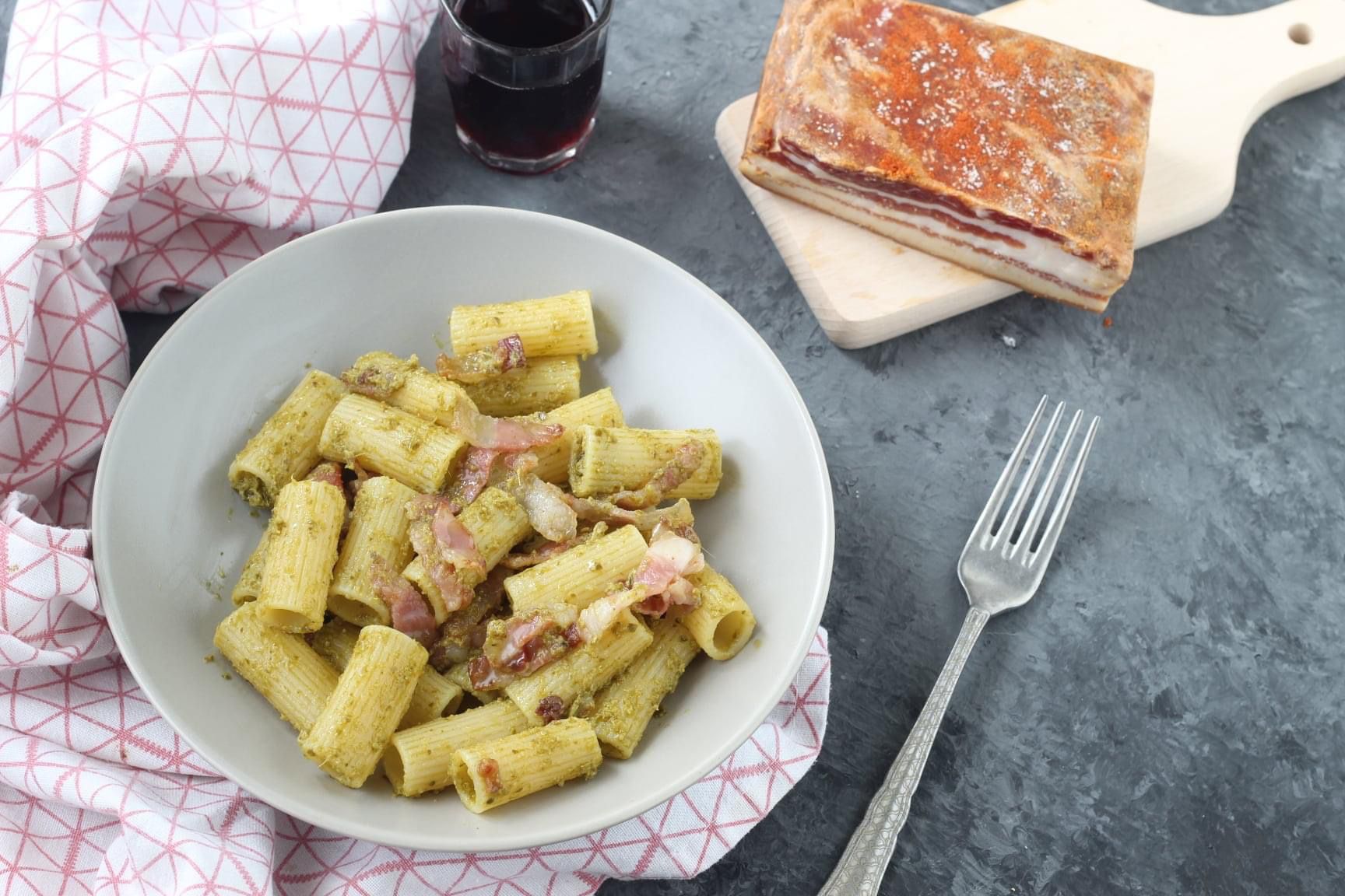 Rigatoni con pesto di basilico e guanciale