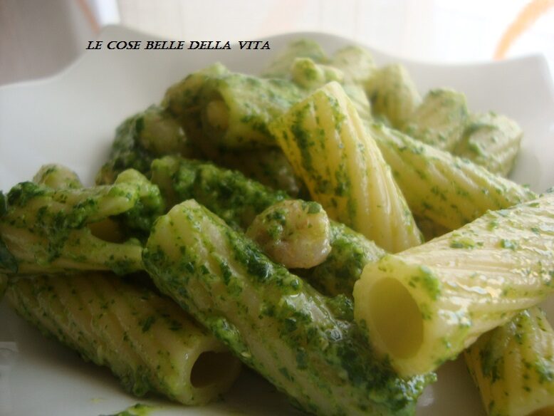 Rigatoni con pesto di rucola e gamberetti