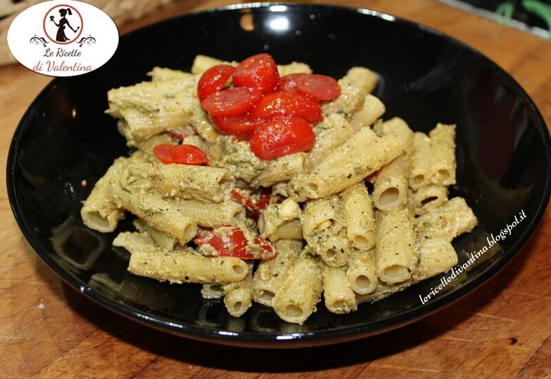 Rigatoni con pesto di zucchine alla menta e pomodorini