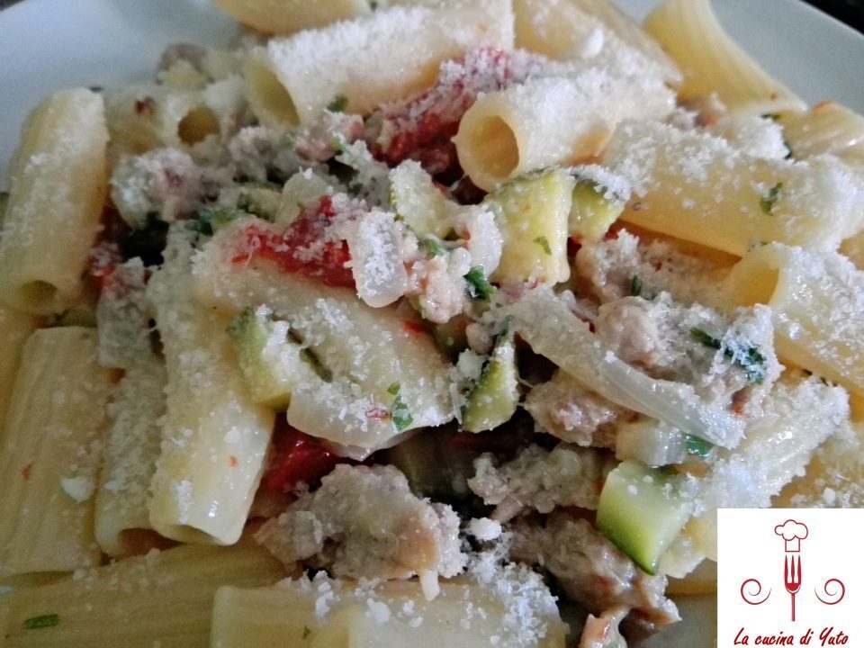 Rigatoni con pomodori secchi e salsiccia