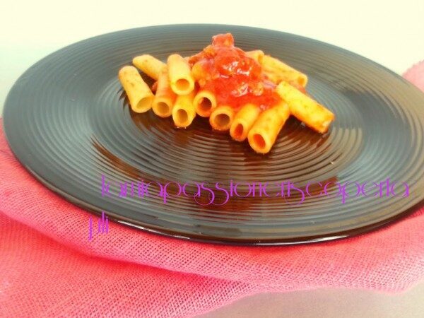 Rigatoni con ragu carne ovina con il maiale carote sedano