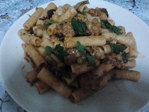 Rigatoni con salsiccia e funghi saltati in padella
