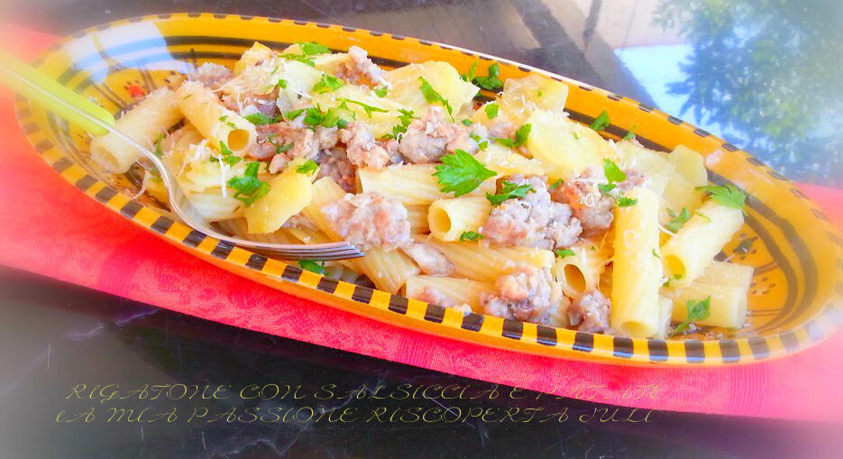 Rigatoni con salsiccia e patate e cipolla