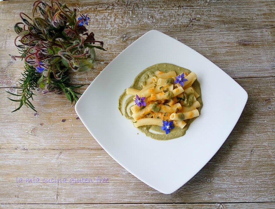 Rigatoni con zucca e crema di borragine