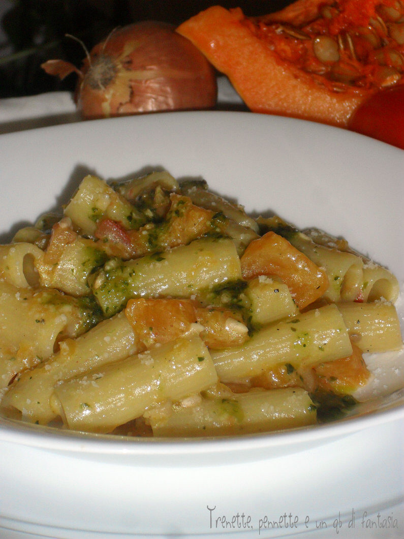 Rigatoni con zucca e pesto