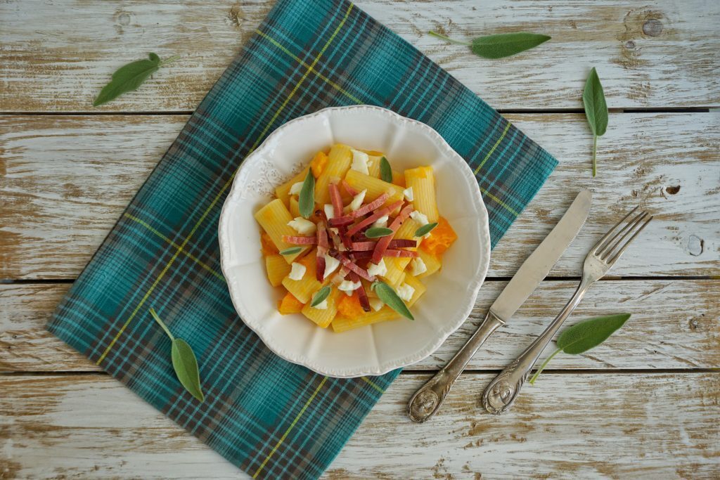 Rigatoni con zucca, mozzarella di bufala e speck croccante